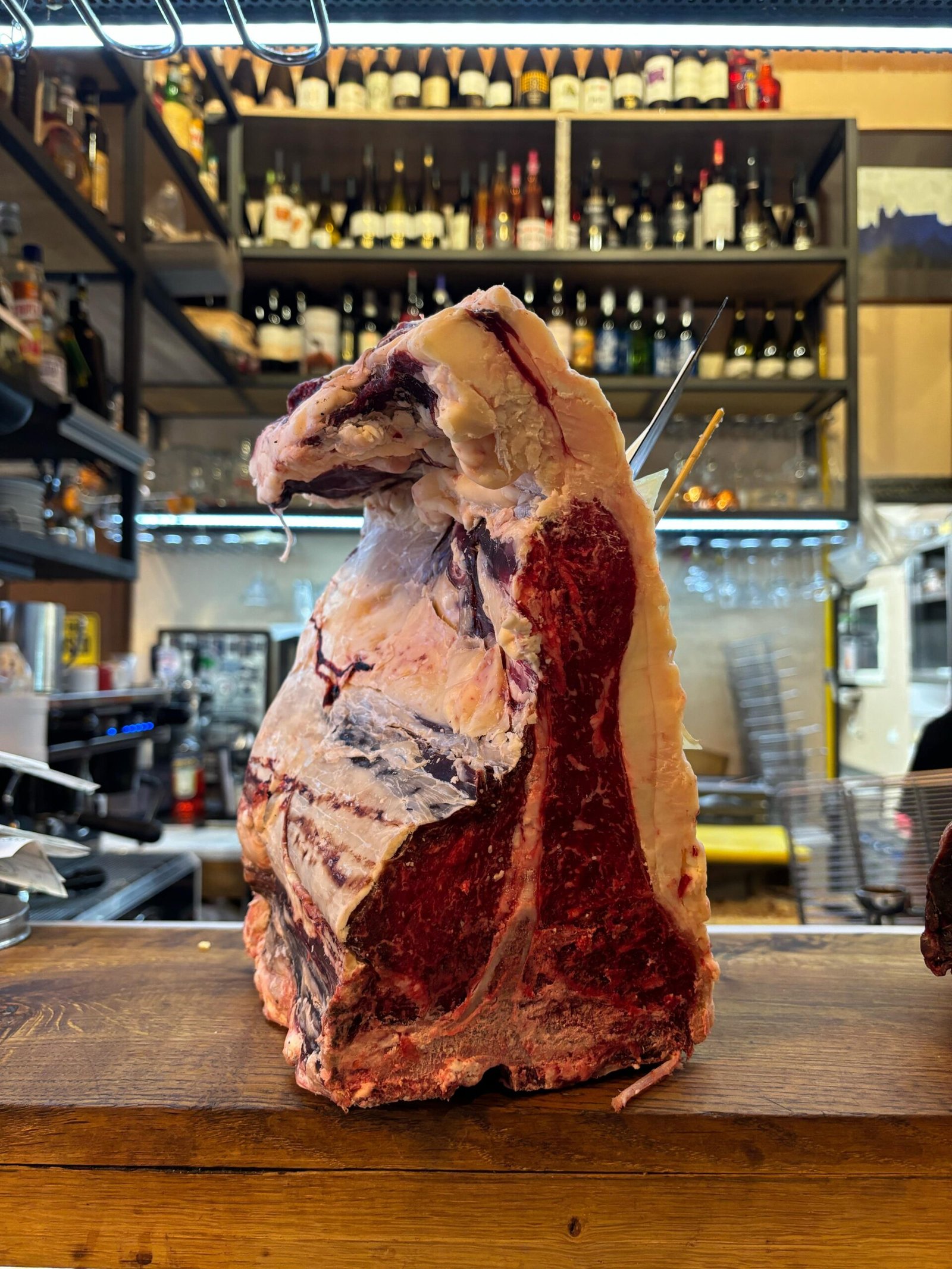 Bistecca fiorentina, cruda, su piano di legno prima del taglio