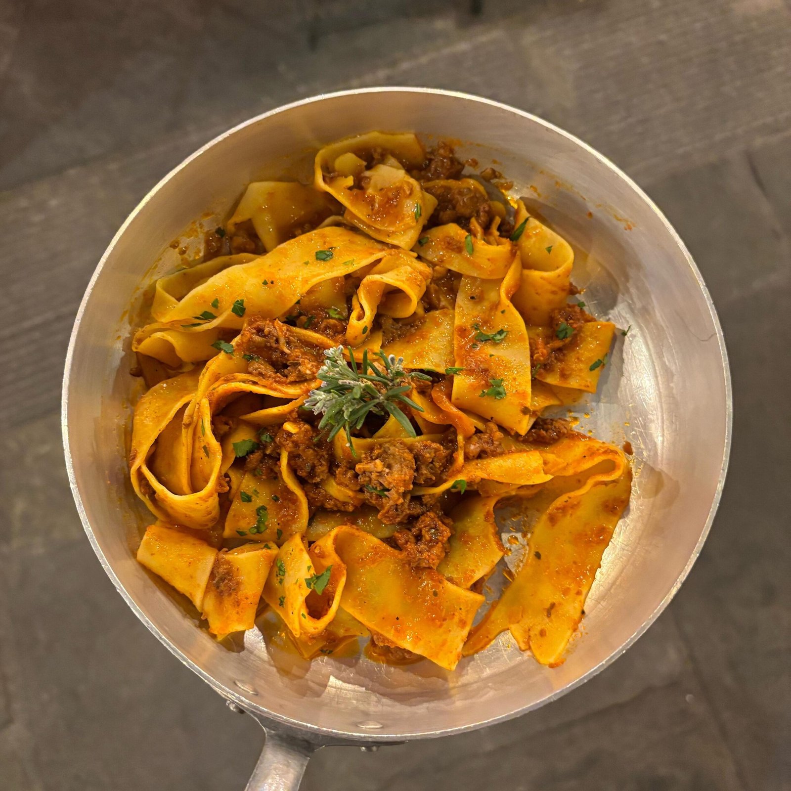 Pappardelle artigianali al ragù di cinghiale, piatto autentico toscano