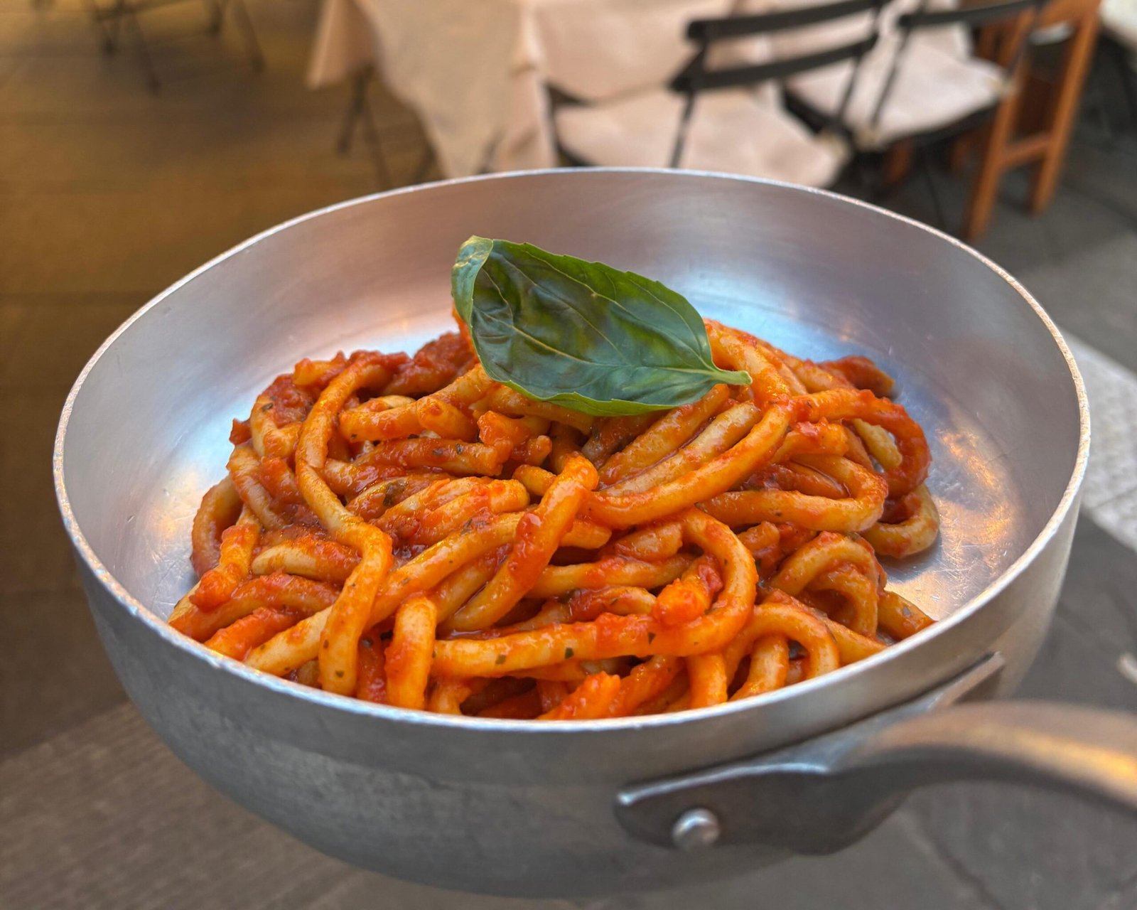Pici alla carrettiera, fatti a mano e serviti in una padellina