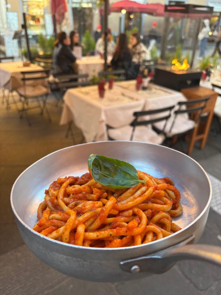 pici alla carrettiera fatti a mano, serviti con foglia di basilico in padella