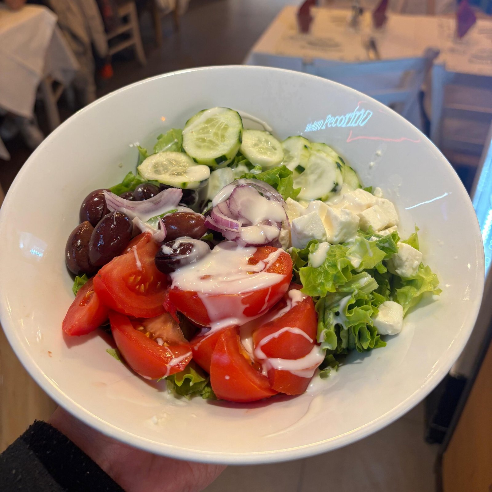 insalata alla greca xxl su ciotola bianca