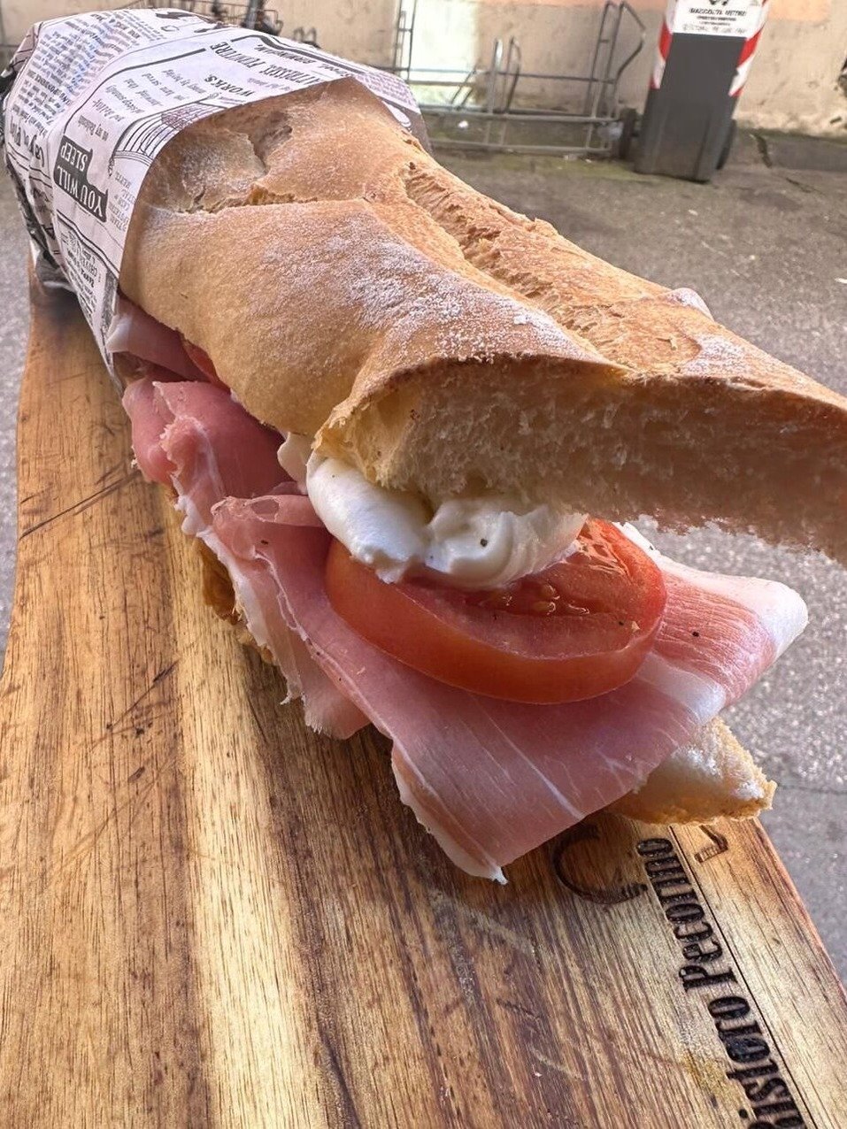 panino con mozzarella di bufala, prosciutto crudo e pomodori