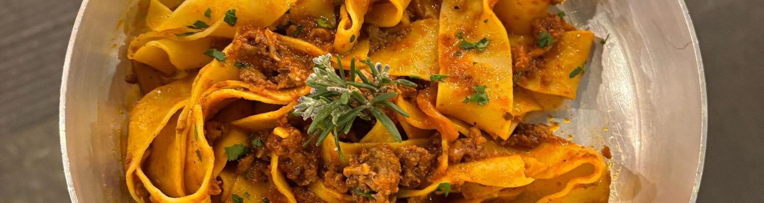 Pappardelle artigianali al ragù di cinghiale, piatto autentico toscano
