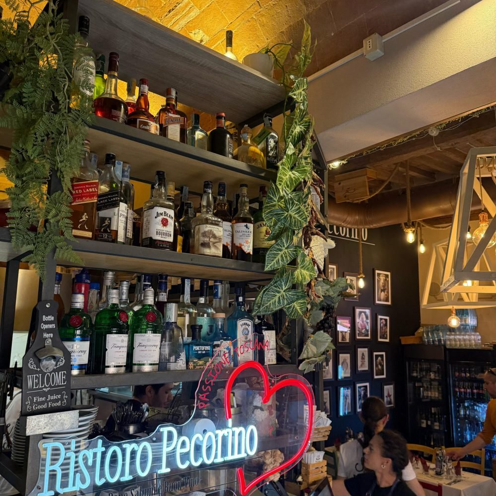 angolo bar con bottiglie in esposizione